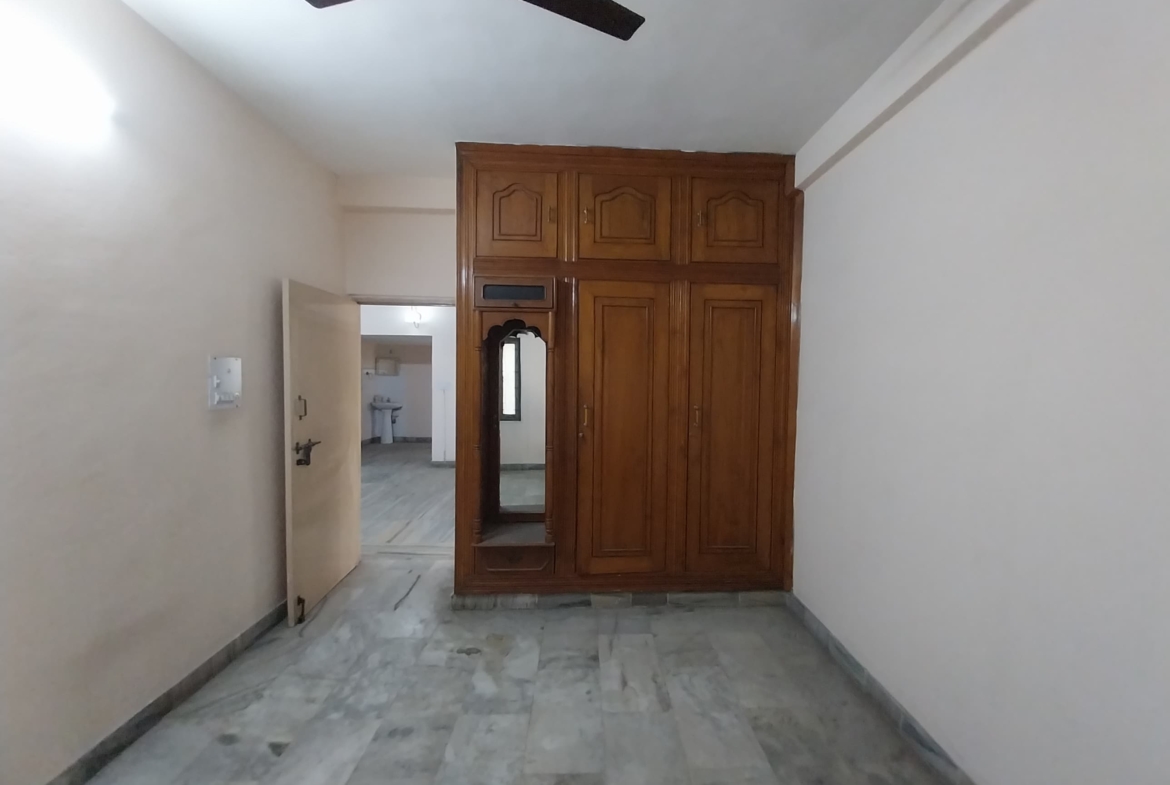 Premium Flat for Sale in Somajiguda Hyderabad – East Facing, Teak Furnished, 2 Car Parks