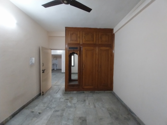 Premium Flat for Sale in Somajiguda Hyderabad – East Facing, Teak Furnished, 2 Car Parks