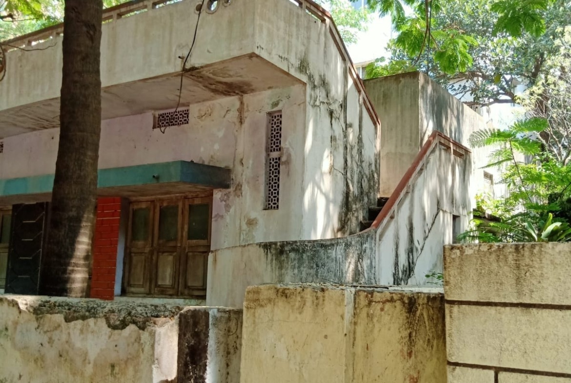 Exclusive 313 Sq Yards Corner Plot with Old House for Sale in Gudimalkapur Mehdipatnam